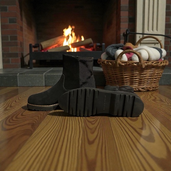 Donald J. Pilner Women’s Black Suede Leather Comfort Lug Boots Side Zip. - Picture 9 of 9